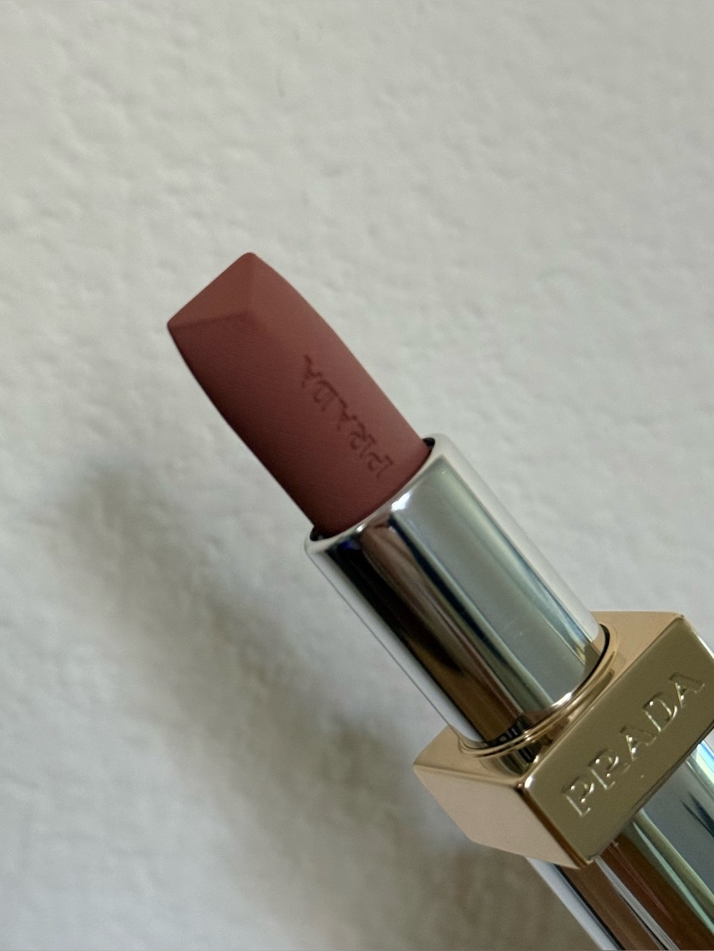 Prada Monochrome Hyper Matte Lipstick B01 Argile - New in box - Picture 3 of 8